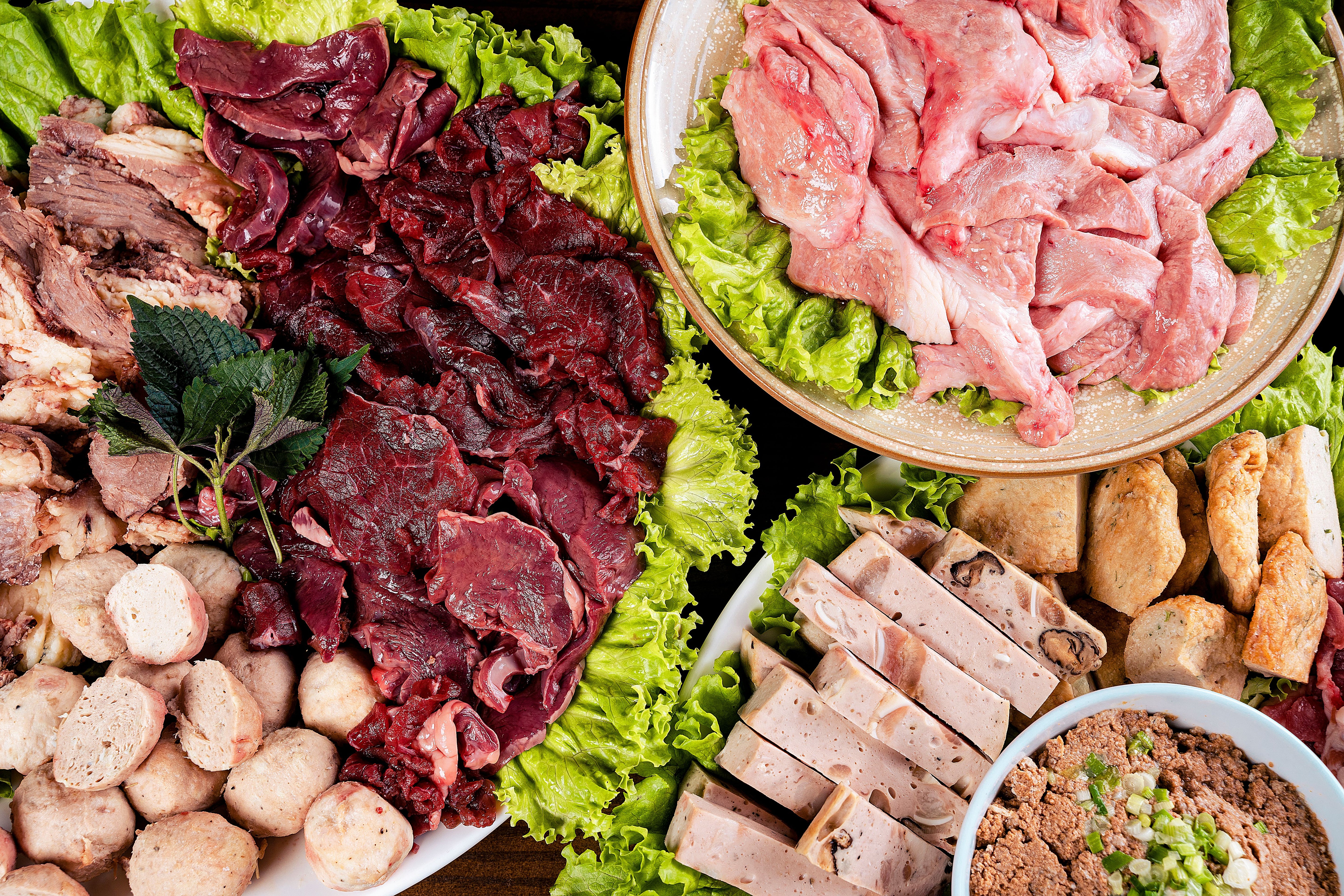 Assortiment de spécialités charcutières et traiteur cachères