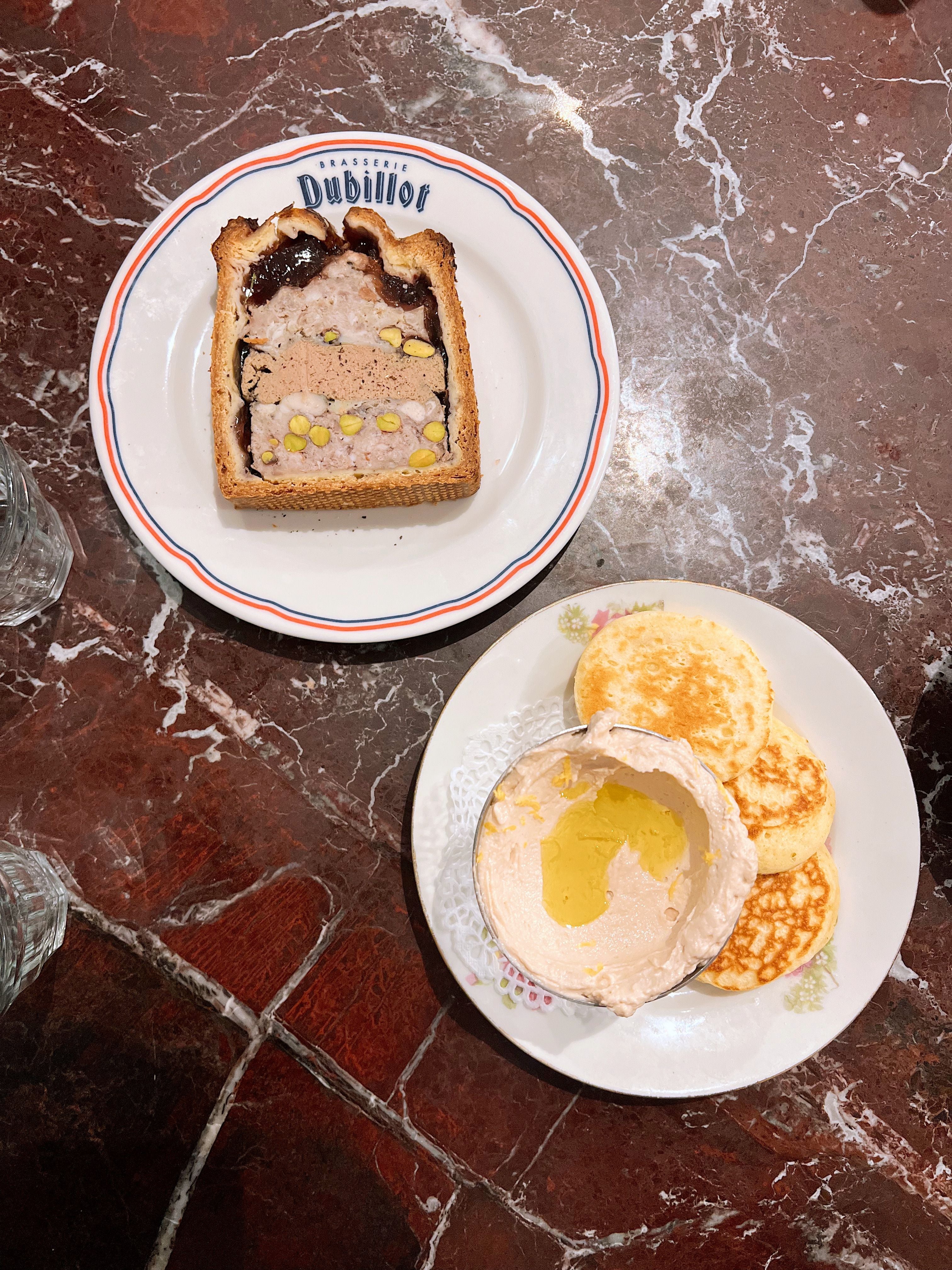 Pâté en croûte et foie gras servis à l’assiette, spécialités de la maison