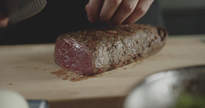 Gros plan sur la découpe d’une viande